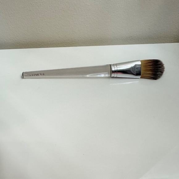 Clinique Foundation Brush - Picture 2 of 4